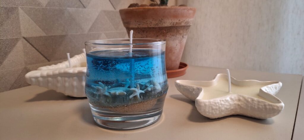 coleções de velas tematicas colção fundo do mar com uma vela de parafina em gel e duas velas com elementos marinho de cera de coco